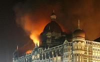 L'une des cibles des attaques, le luxueux hôtel Taj Mahal, en flammes.