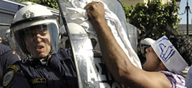 Athènes, 22 mai 2009. Affrontement entre un immigré et un policier devant le Parlement.