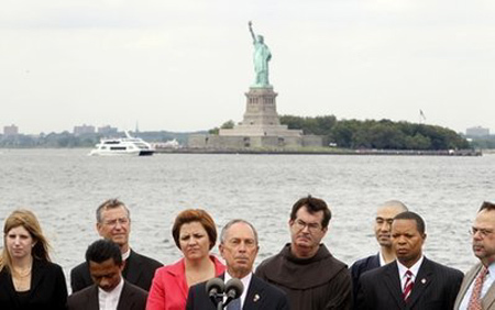 Michael Bloomberg, le maire de New York (au centre), a une fois de plus défendu le projet « Maison Cordoba », début août.