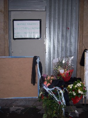Une gerbe, en l'honneur des victimes du 15 avril 2005