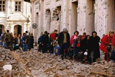Les habitants fuient la ville de Vukovar (1991)
