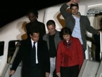 Nicolas Sarkozy et les trois journalistes à leur descente d'avion hier dimanche