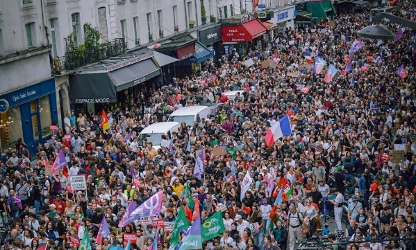 Contre Macron et Barnier, des dizaines de milliers de personnes dans les rues de France