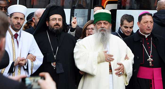 L'actuel chef spirituel des Betachis, Baba Mondi (au centre), ici à la marche organisée à Paris après les attentats de Charlie Hebdo en janvier 2015, sera amené à être le chef du micro-Etat musulman lorsqu'il verra le jour en Albanie.