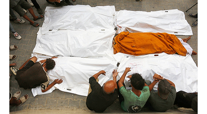 Douleur et recueillement de proches de victimes d'une attaque israélienne contre la maison Faram après que leurs corps ont été amenés à l'hôpital Al Awda à Jabalia, Gaza, le 20 septembre 2024. © Collection privée/Amnesty International