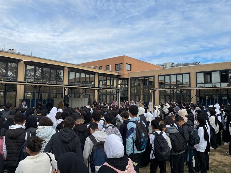 Elèves, enseignants, membres du personnel et de la direction du groupe scolaire Al-Kindi se sont recueillis en hommage à Samuel Paty et Dominique Bernard en octobre 2023. Le groupe scolaire musulman voit aujourd’hui ses contrats d’association avec l’Etat résiliés. © Al-Kindi