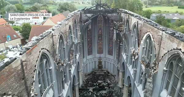 L'église de Saint-Omer détruite par un incendie, les musulmans en solidarité