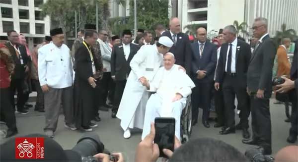 Le grand imam Nasaruddin Umar embrasse le pape François à l’issue de sa visite dans la mosquée Istiqlal, à Jakarta, où s’est déroulée une importante rencontre interreligieuse jeudi 5 septembre 2024. © Capture écran vidéo Vatican News