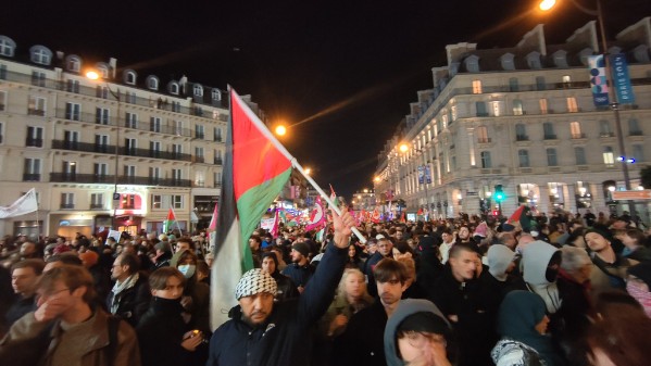 Des milliers de personnes mobilisées à Paris contre Israël et le « gala de la honte »