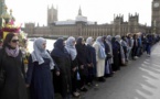 Londres : des femmes – pas que musulmanes – forment une chaîne humaine (vidéo)