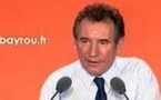 François Bayrou courtisé à gauche, menacé à droite