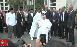 Le grand imam Nasaruddin Umar embrasse le pape François à l’issue de sa visite dans la mosquée Istiqlal, à Jakarta, où s’est déroulée une importante rencontre interreligieuse jeudi 5 septembre 2024. © Capture écran vidéo Vatican News