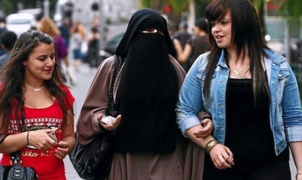 Pourquoi la CEDH valide la loi d'interdiction du niqab en France