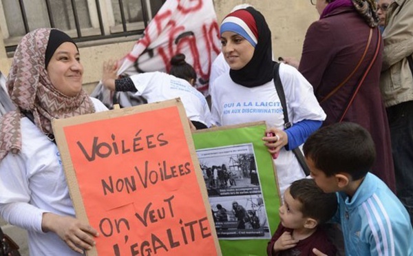 Discriminations : les mères voilées face à l'école, entre espoir et prudence