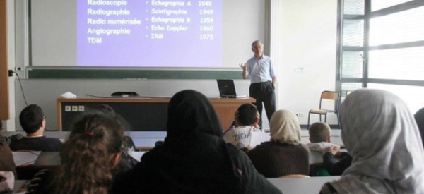 Interdiction du voile à l’université : l’extension permanente de la loi de 2004