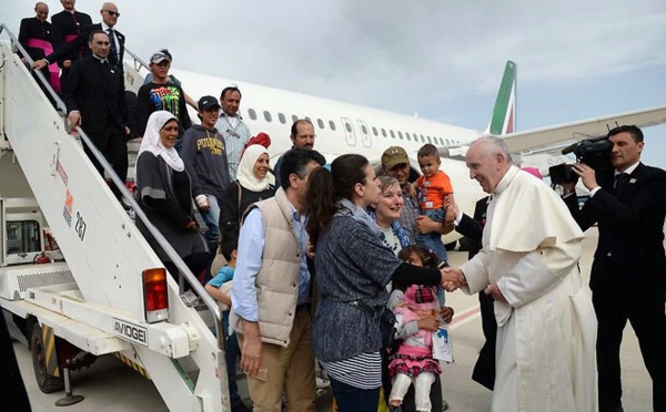 Le pape François rentre au Vatican avec trois familles de réfugiés musulmans