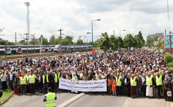 Magnanville : à l'appel des mosquées mantaises, 5 000 personnes manifestent